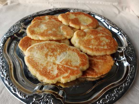 Naanleipä jauhoseoksesta